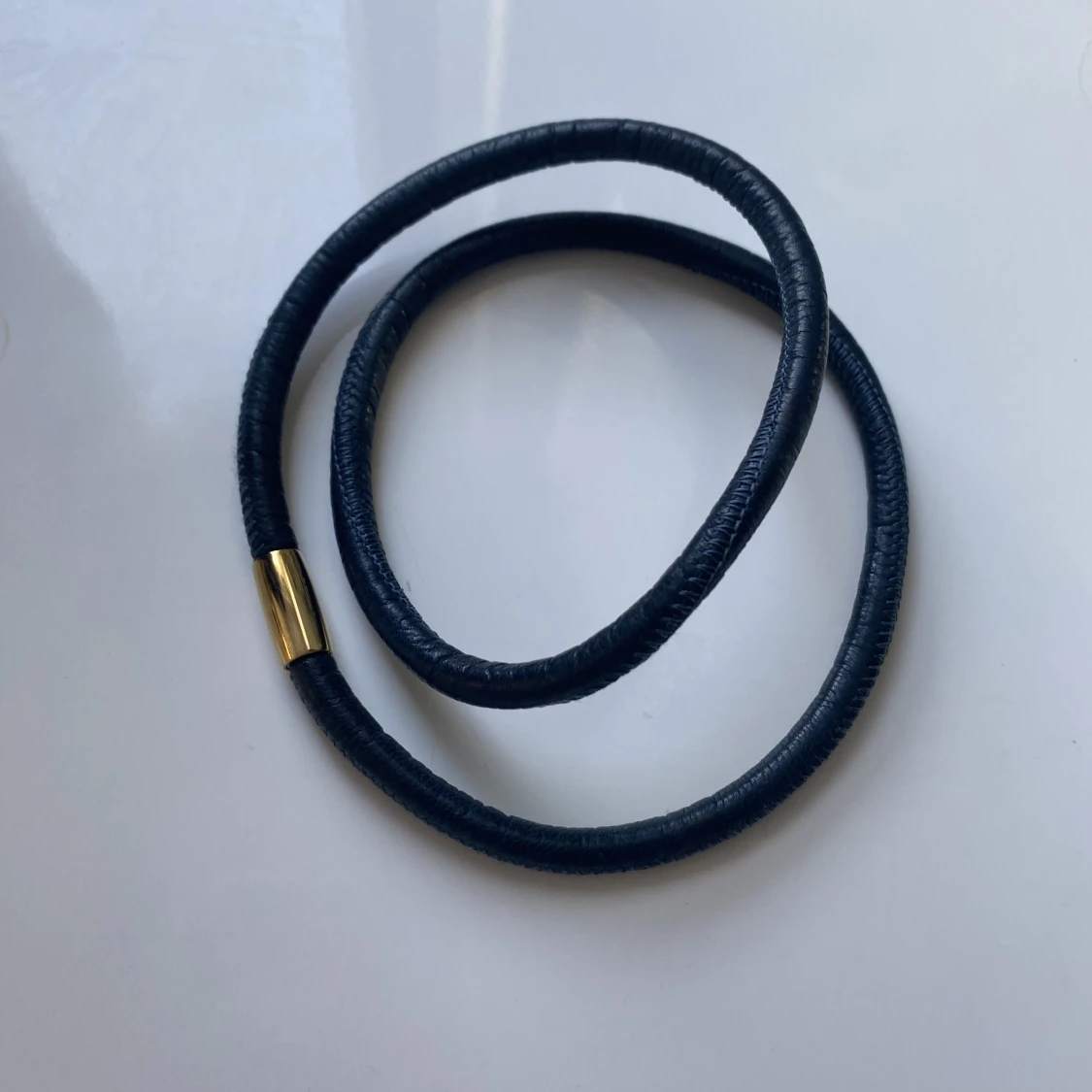 Svart läderarmband med berlocker. - 90