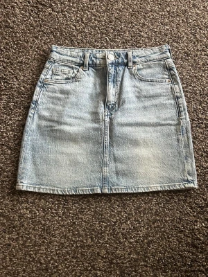 Jeanskjol vero moda  - Så fin jeanskjol från Vero Moda, knappt använd. Säljer eftersom den är för liten för mig. Jättebra skick och det förekommer inga defekter. Skriv för fler bilder ❤️