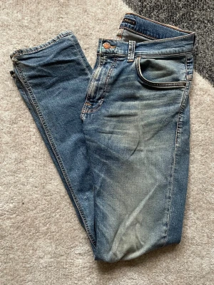 Nudie jeans  - Säljer ett par nudie jeans Thin Finn. Jeansen är  använda och skulle kanske kunna behöva en tvätt men de är ändå i gott skick. Storleken är 30/32. Köpta för runt 1800 och säljs nu för 500!!