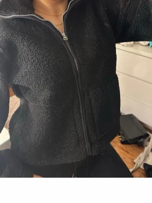 Snygg vår jacka  - Sjukt snygg Teddy jacka i svart till fina outfits! 💞storlek S perfekt nu till våran 