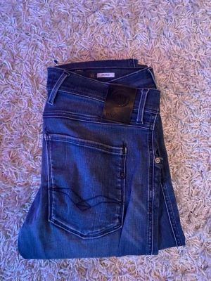 Replay Anbass Jeans - Säljer ett par Replay storlek 31/34 i slim fit. Ett litet ihopsytt hål som håller sig fint vid användning (se bild 6)