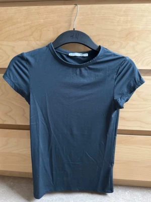 Mörkblå tight t-shirt från Lager157 - Säljer den här t-shirt från lager157 pågrund av att den inte passar i storleken.  Anledning till att lappen på insidan saknas är pågrund av att jag inte tycker om att ha dem där för dem ”irriterar” mig😅  Men tvättgraden är 30 och modellen heter Cleo (har andra liknande tröjor fast i andra färger). 