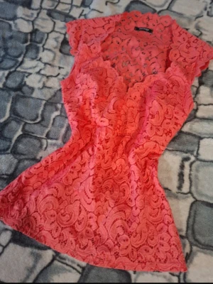 Jättesnygg korallfärgad spetstopp från Orsay! - Så snygg figursydd spetstopp, perfekt till sommaren!!