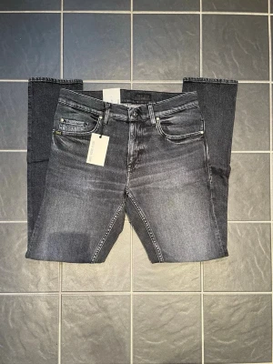 Tiger of sweden - Helt nya jeans ifrån tiger of Sweden med prislappen kvar på. Jeansen är i storleken W29 L32. Modellen är pistolero vilket är en mer straight fit modell men ej baggy. Snygg slitnings design på höger ficka med. 