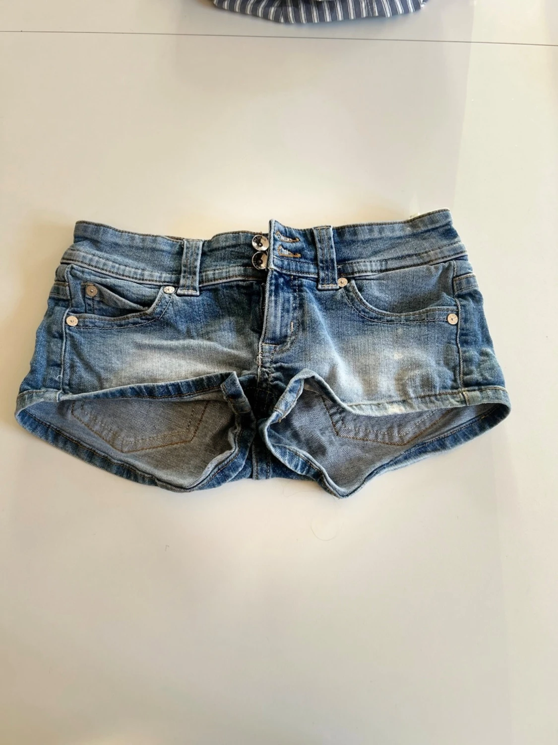 Blå jeansshorts med dubbla knappar