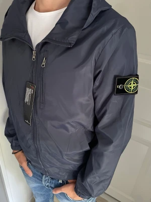 Stone island windbreaker  - Sprillans ny stone island windbreaker! Nyskick S/M! Vid minsta fundering kontakta mig✔️
