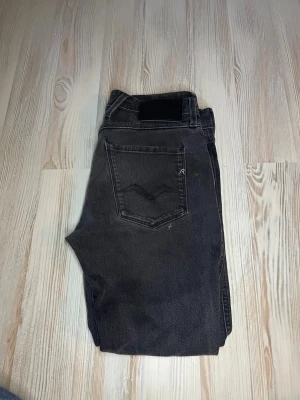 Svarta Replay jeans anbass - Snygga svarta jeans från Replay, modell anbass. Jeansen är i w30 l30. Bra skick . Knappt använda