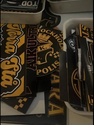 AIK Stockholm klistermärken - Ett gäng aik klibbor , jag säljer många olika , 2000+ olika skriv vid intresse , pris diskuteras och vad man vill ha 
