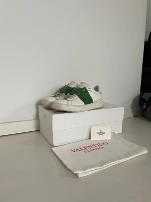 Valentino opens - Säljer mina gröna Valentino Open-skor i storlek 41. Dessa skor är både snygga och bekväma, perfekta för både vardag och fest!