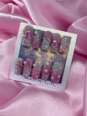 NovaBlush (S);Medium Square;Curved - Snygga handgjorda press-on naglar i rosa och silvrig-cateye. Naglarna har en glansig finish, abstrakta 3D linjer och dekorerade pärlor för en trendig look. Formen är medium square;Curved, vilket ger en modern känsla. Perfekta för dig som vill sticka ut.S: 15 mm, 11,5 mm, 12 mm, 11 mm, 9 mm 