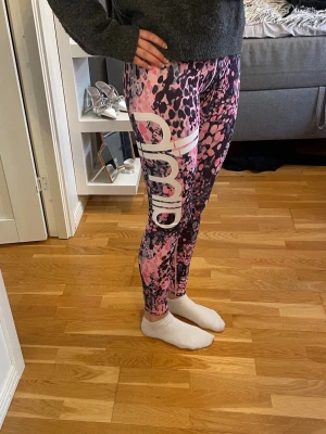 Tränings leggings - Nya rosa träning leggings från Aim'n med vit logga längs benet. De är stretchiga och passar XS/S! 