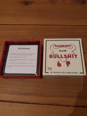 Sanning eller Bullshit familjespel - Säljer sällskapsspelet Sanning eller Bullshit, ett roligt familjespel med frågor och påståenden. Spelet kommer i en vit fyrkantig låda med röd och svart text samt illustration av en tjur. Passar från 10 år och uppåt. Perfekt för spelkvällar med vänner eller familj. Använd en gång, perfekt skick.