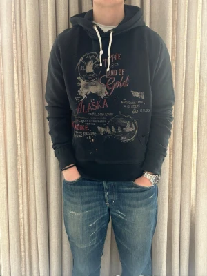 Ralph lauren  hoodie - M - vädigt sällsynt RL hoodie. Mycket fint skick och inga defekter. Modellen på bilden är ca 180 cm. skriv om du undrar över något💸