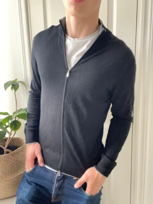 Boggi Milano full zip travel merino  - Boggi Milano full zip travel merino , grå i kragen och längst ned. Hur trevlig passform som helst, Inga defekter! Modellen i bilderna är 180 cm 75 kg och bär Storlek M, Kom med frågor! 🌟 (Kan gå ned i pris vid köp av paket 😉) 