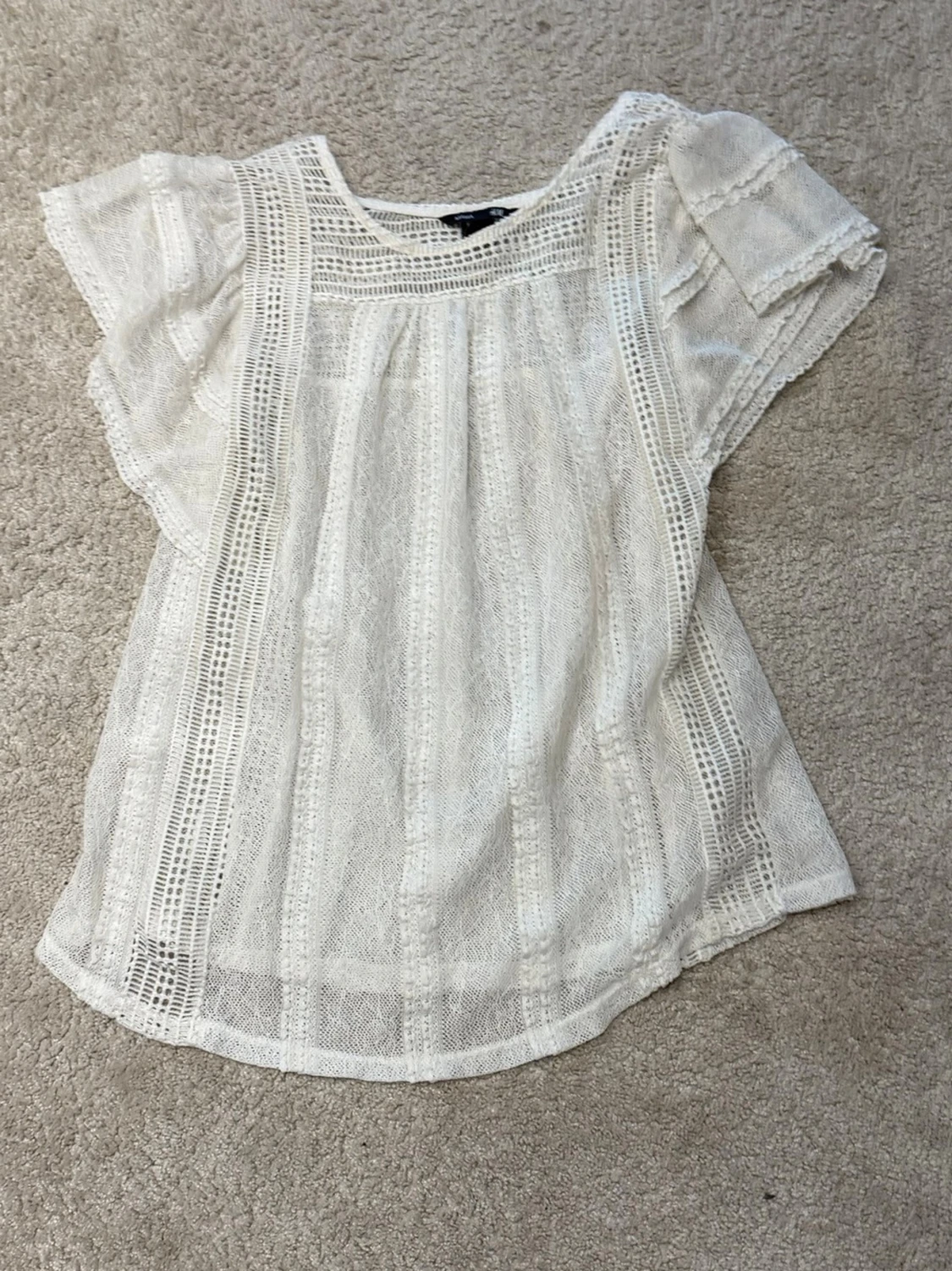 Vit spetsblus med volangärm