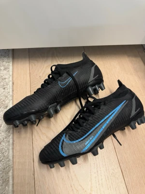 Fotbollsskor Nike - Säljer dessa helt oanvända nya fotbollsskor från Nike. Då jag skulle börja på fotboll men blev ej så så därav säljer jag dom och dom har ej kommit till användning nånting! Jätte fina i storlek 39