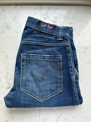 DonDup 32 - DonDup jeans Mercury. Storlek: W32 Färg: Mörkblå Ett par perfekta grisch jeans för årer runt! Skick: 9,5/10, använda bara ett par gånger, passar lite mindre personer, kom och fråga för måtten! Ny pris: ~3000sek Skickar inom 24h!