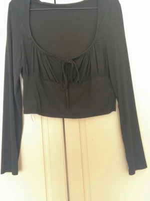 Svart tröja  - Säljer denna tröja den har jätte skönt tyg vet inte om de storlek L eller M 