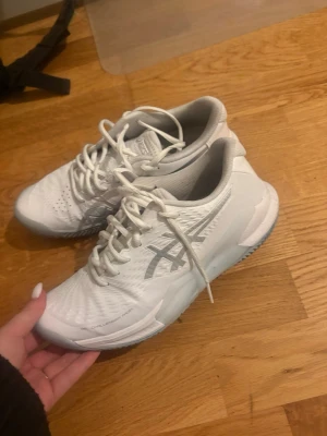 Vita padel skor 🎾 - Enbart provade 2-3 gånger, fina padel skor i model Asics Gel Challenger 14 Padel White Women. I storlek 38. Ny pris 1000kr