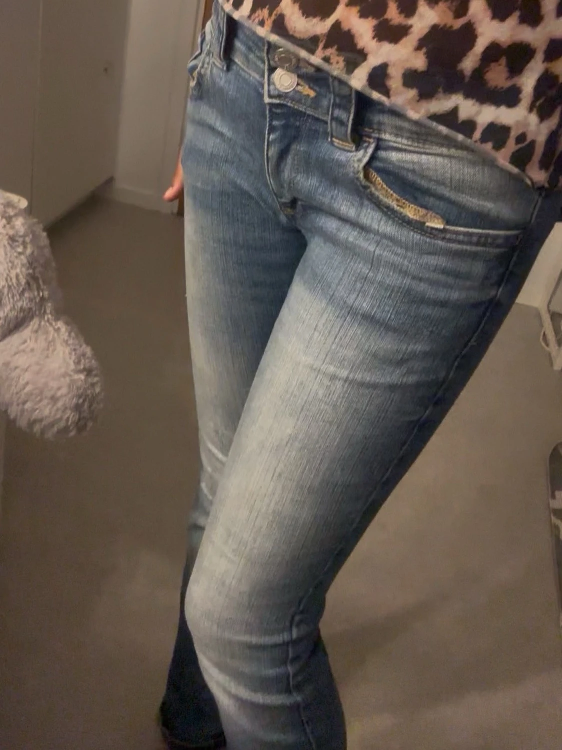 Blåa bootcut jeans med fickdetaljer - 4