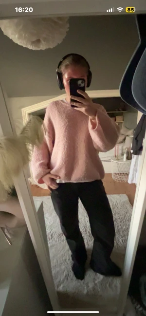 Stickad tröja - Så fin stickad tröja i persika rosa färg🩷🧡