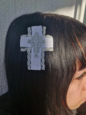 Kors hårspänne accessoar  - Handgjord Kors hår accessoar med spets.