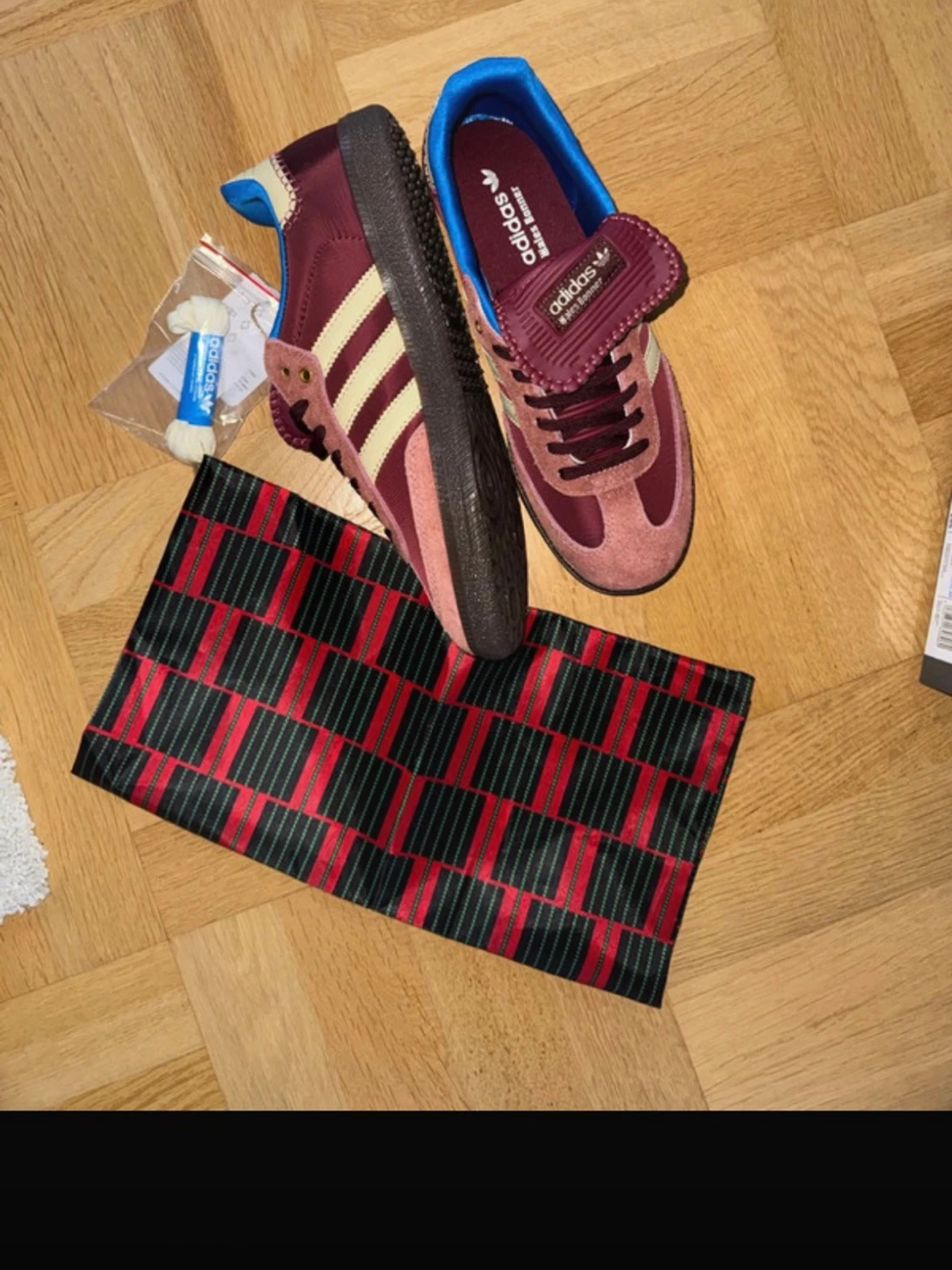 Adidas burgundy och rosa sneakers - 2