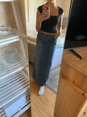 Lång jeanskjol  - Lång jeanskjol med slits och fickor där bak⭐️från märket Esprit