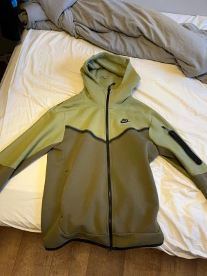 Nike tech fleece  olivgrön hoodie med dragkedja - Nike tech fleece hoodie i olivgrönt den är nästan helt ny knappt använt den så den är i toppkvalitet! 