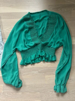 Söt grön blus! - Fin grön blus med volanger