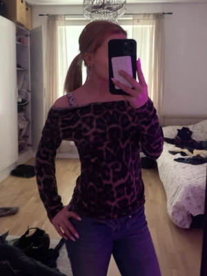 Leopard tröja  - Tröjan ska man dra ner över axlarna och den sitter jätte fint, passar bara inte så bra i leopard, tröjan är helt ny och använd cirka 2 gånger. Jag har Xs och tröjan är M och den sitter ändå perfekt. Jätte mjukt material!! Skriv privat för bättre bilder!
