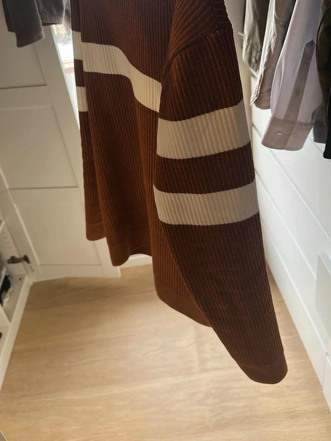 Brun stickad tröja med vita ränder - 3