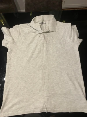 Vit pikétröja från Morris - Klassisk vit pikétröja från Morris med korta ärmar och krage. Tillverkad i mjuk bomull för en bekväm känsla. Enkel och stilren design utan synliga mönster eller detaljer, perfekt till jeans eller shorts.