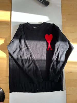Svart sweater  - En fin svart röd sweater jätte populär bland unga storlek L men passar även xl eftersom den är stretchig. 