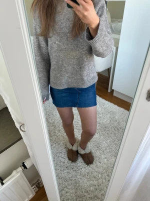 Blå jeanskjol i kort modell - Superfin jeanskjol, omsydd själv så allting kan vara lite ojämt och stygnen osv💗