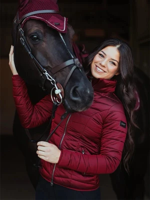 Equestrian Stockholm jacka - Jag säljer en fin vinröd jacka från Equestrian Stockholm jacka. Den är i storlek S. Den är lite svart typ på kragen ( vet ej om den ska vara så, kolla bild) den jackan som är på bilden från sidan tror jag är samma bara att texten på ryggen inte är där. Org pris är 1699 kr