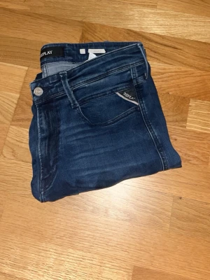 Replay Anbass - Säljer nu ett par riktigt snygga Replay jeans för ett schysstare pris! Dessa har en unik blå ”sliten” tvätt som är riktigt snygg. Storleken är 31/32. Dessa är slimfit och passar till allt😉                                             Hör av er vid fler frågor eller funderingar😁Vi kan självklart diskutera priset!!