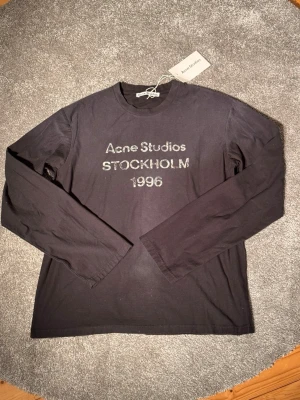 Acne studios Longsleeve - Säljer en helt ny acne studios LongSleeve då den inte passar riktigt. Tröjan är i storlek L och har inga tecken på användning eller liknande. Rökfritt hem✅ 