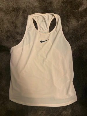 Träningströja  - Nike tenniströja .Storlek M. Mycket bra skick.