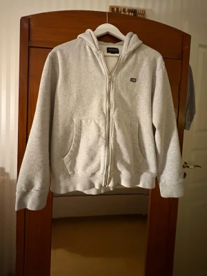 Ljusgrå zip hoodie från Lexington - Tja jag har laddat upp min första produkt. Det är en ljusgrå hoodie med dragkedja från Lexington. Klassisk modell med huva, två stora fickor framtill och ribbade muddar vid ärmslut och nederkant. Liten Lexington-logga på bröstet. Perfekt för en avslappnad och stilren look. Sitter som ett smäck på s men kan bli lite för litet vid m men skulle nog säga att även det funkar.  Priset är såklart diskuterbart och var inte blyga för frågor! 😃🙌