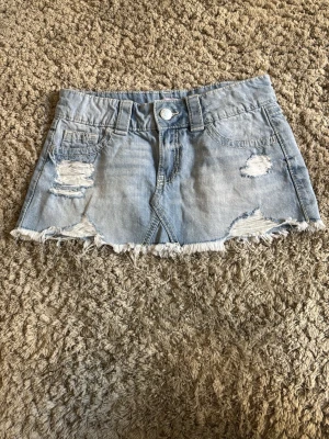 Jeanskjol - Jätte fin jeanskjol från Ginatricot 14+. Helt oanvänd. Jätte fina glitter detaljer på bakfickorna. 🍵🌸