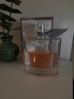 La Vie Est Belle Lancôme - Parfym La Vie Est Belle, det är en 100 ml flaska uppskattad mängd kvar är ca 50-45 ml!   La Vie Est Belle från Lancôme är en EdP för kvinnor. Doften är en blandning av svarta vinbär, päron, iris, jasmin, apelsinblomma, patchouli, tonkaböna, vanilj och pralin.  