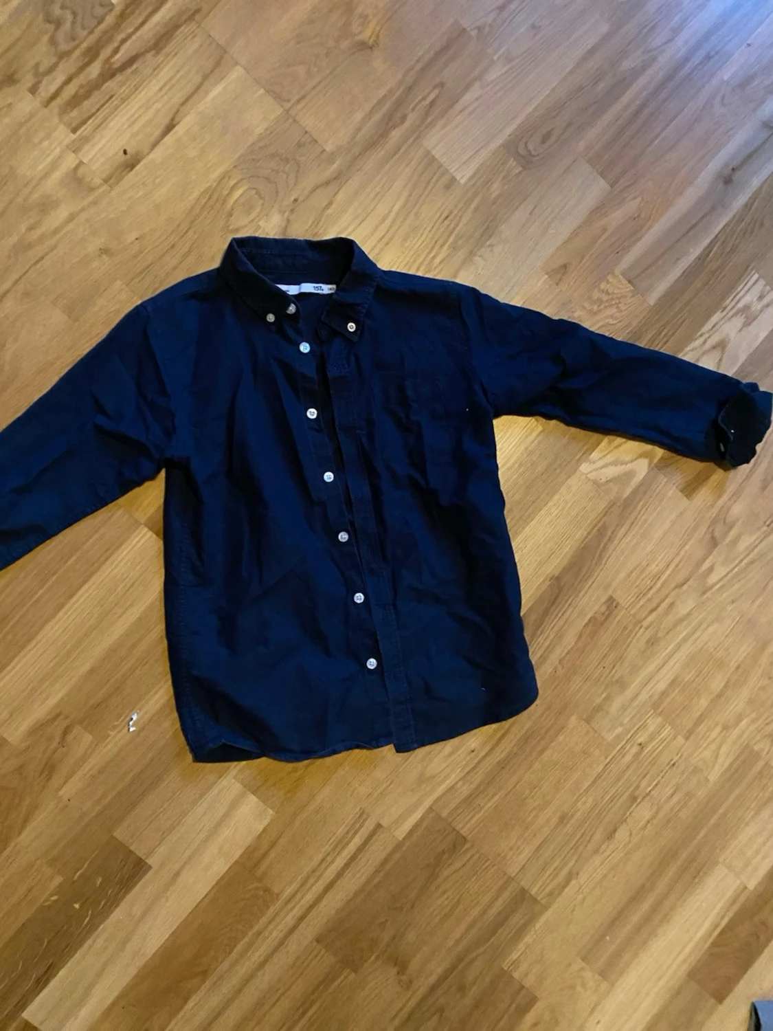 Mörkblå skjorta med knappar