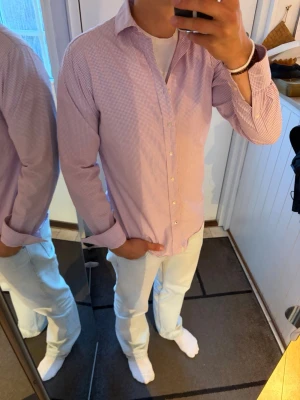 Rutig skjorta från The Shirt Factory - Riktigt nice rutig skjorta från the Shirt Factory i färgen röd/vit. Storlek 39. Som ny och inga skador!