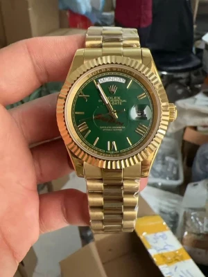 Herr klocka  - Helt ny och oanvänd klocka med automatisk rörelse. Klockan har korrekt vikt och är tillverkad i samma högkvalitativa stål. . Tveka inte att höra av er vid frågor eller om ni önskar fler bilder. Endast klockan ingår i priset. Om ni är intresserade av box eller box tillsammans med certifikat, vänligen kontakta mig så kan vi diskutera ett pris.