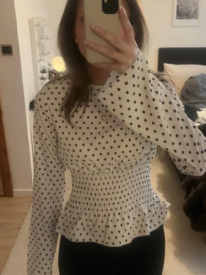 Poka dot blus  - Onandvänd utan lapp, endast testat. från Gina tricot i S. Figur sydd med vida ärmar. 