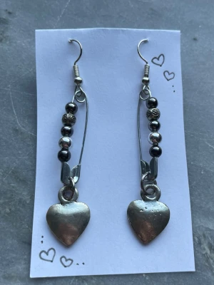 Örhängen 🧷 - Silverfärgade rhängen med pärlor och berlock, gjorda av mig💕