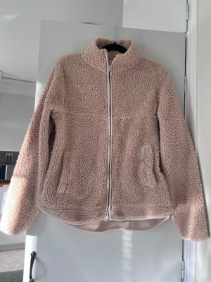 Tunn jacka/kofta i teddy/pile, stl XS - En tynnre jacka i teddy/pile-material. Använd ett flertal gånger.