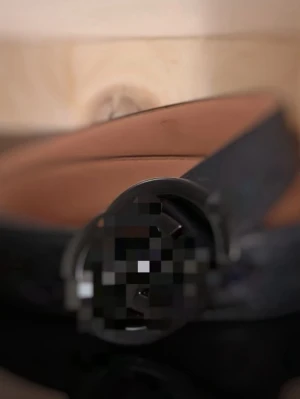 Svart skärp med rund spänne - Stilrent svart bälte med rund spänne i metall. Bältet har en klassisk design och är tillverkat i skinn med en slät yta. Perfekt för att lyfta vilken outfit som helst med en tidlös touch.