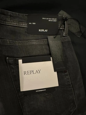 Replay black jeans - OBS: Helt nya med prislappen. Snygga svarta jeans från Replay med en diskret tvättad look. Modellen är Joe och jeansen är i strl 30:32. Det är straight fit. 